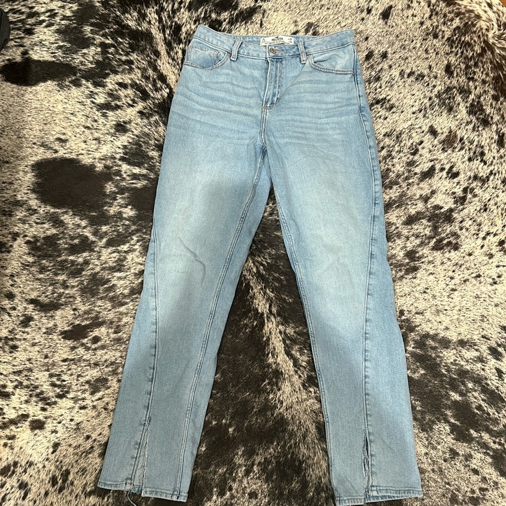 Hollister Skinny Jeans.High rise light wash jeans. Size 7L. Waist 28. Length 33